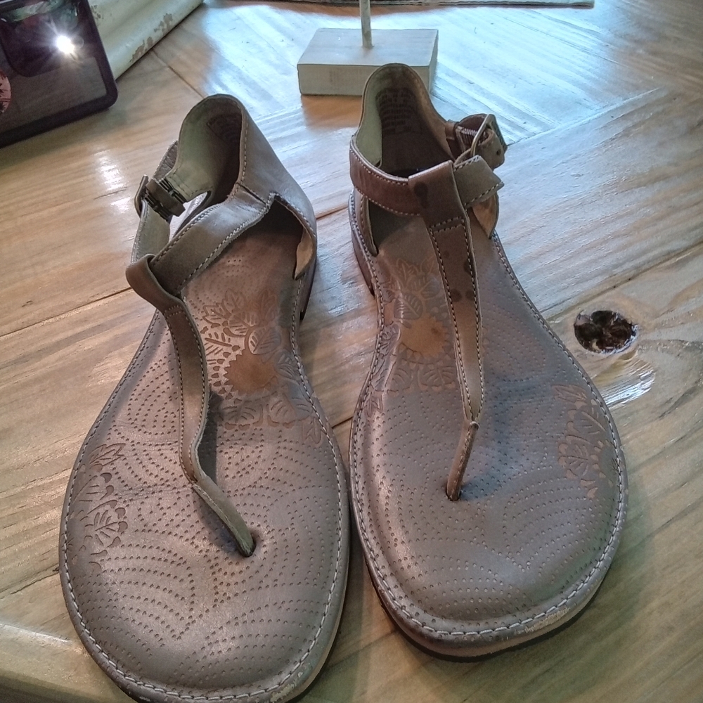 Bogs Memphis Thong T-strap Sandal Size 9 Full Grain Tan Leather